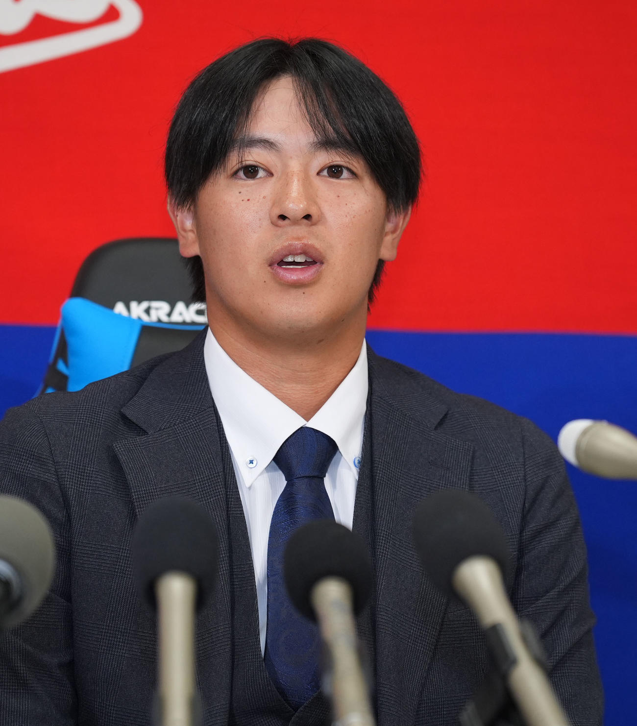 契約交渉を終え会見する仲地（撮影・森本幸一）