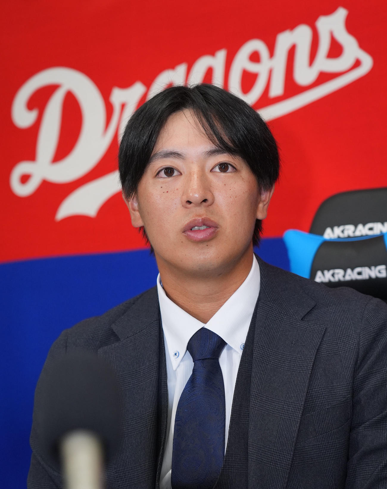 契約交渉を終え会見する仲地（撮影・森本幸一）