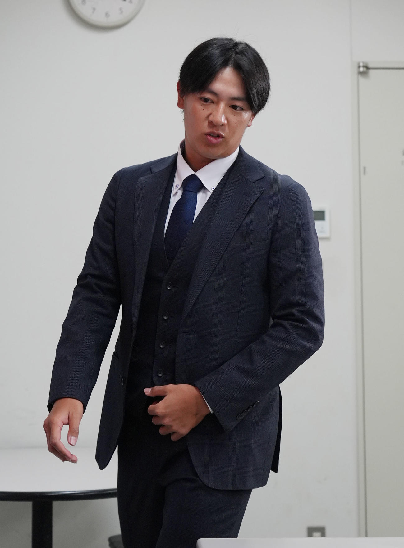 契約交渉を終え会見場に姿を見せる仲地（撮影・森本幸一）