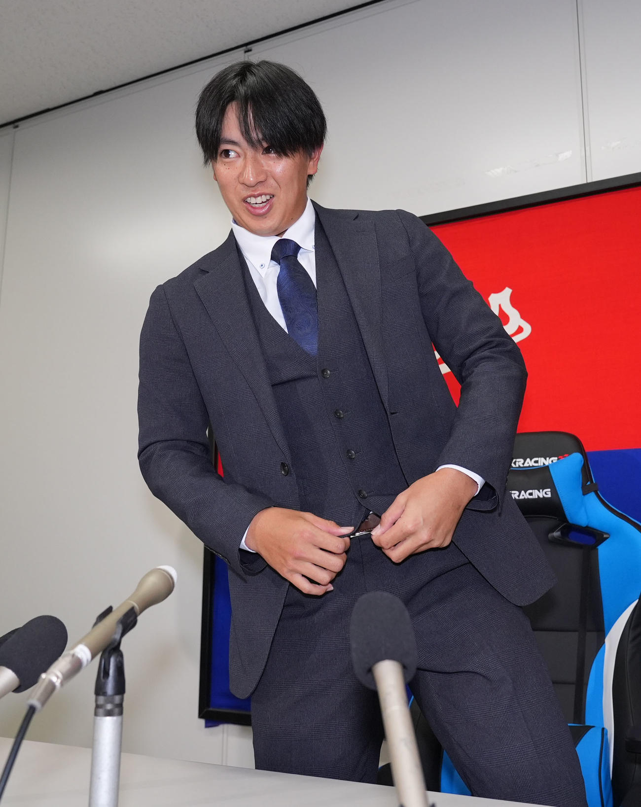 契約交渉後の会見を終え退席する仲地（撮影・森本幸一）