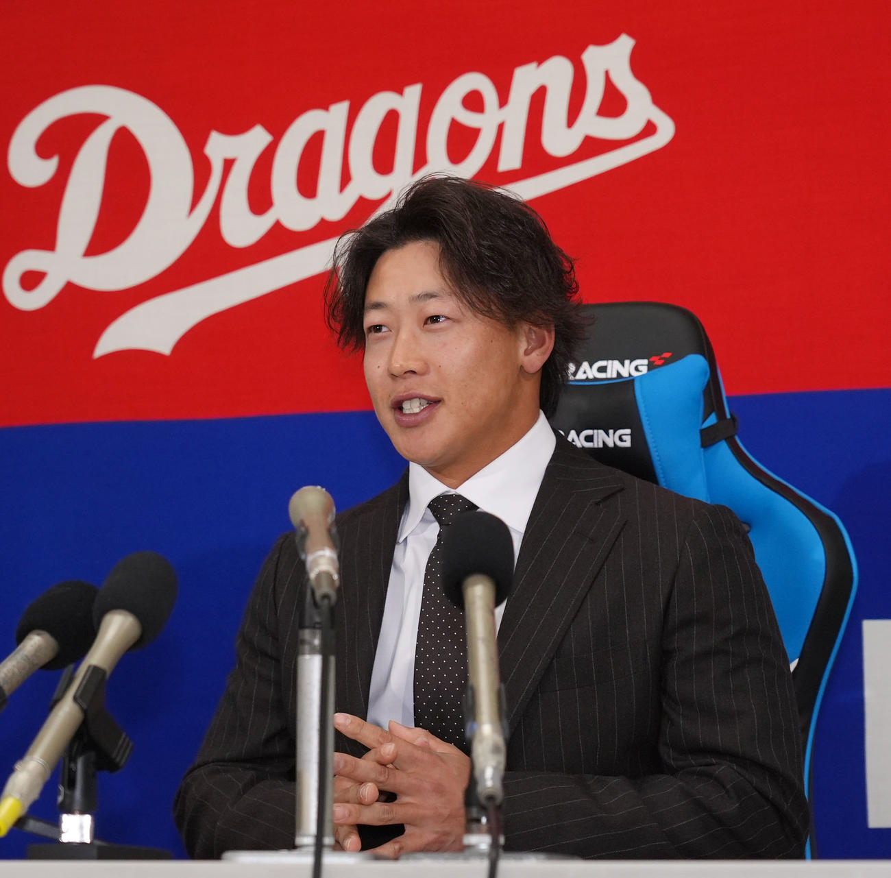 契約交渉を終え会見の席に着く辻本（撮影・森本幸一）