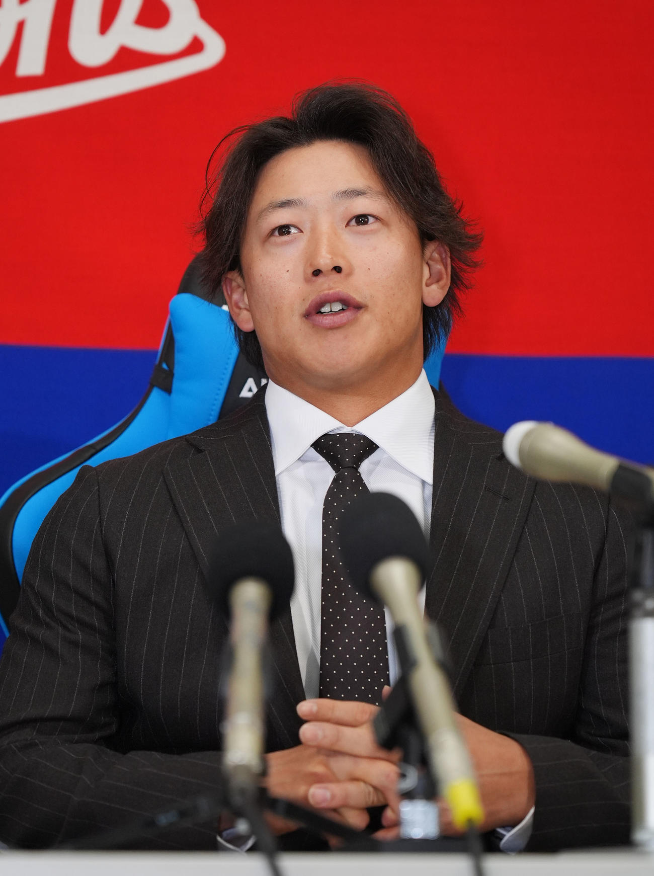 契約交渉を終え会見の席に着く辻本（撮影・森本幸一）