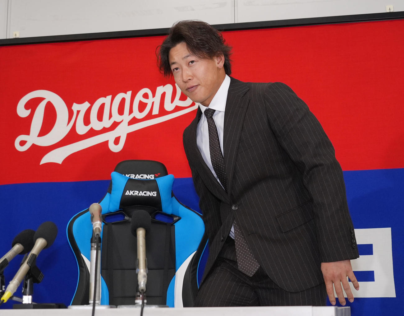 契約交渉を終え会見の席に着く辻本（撮影・森本幸一）
