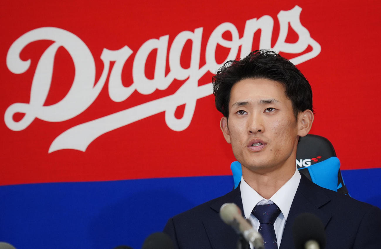 契約交渉を終え会見する草加（撮影・森本幸一）
