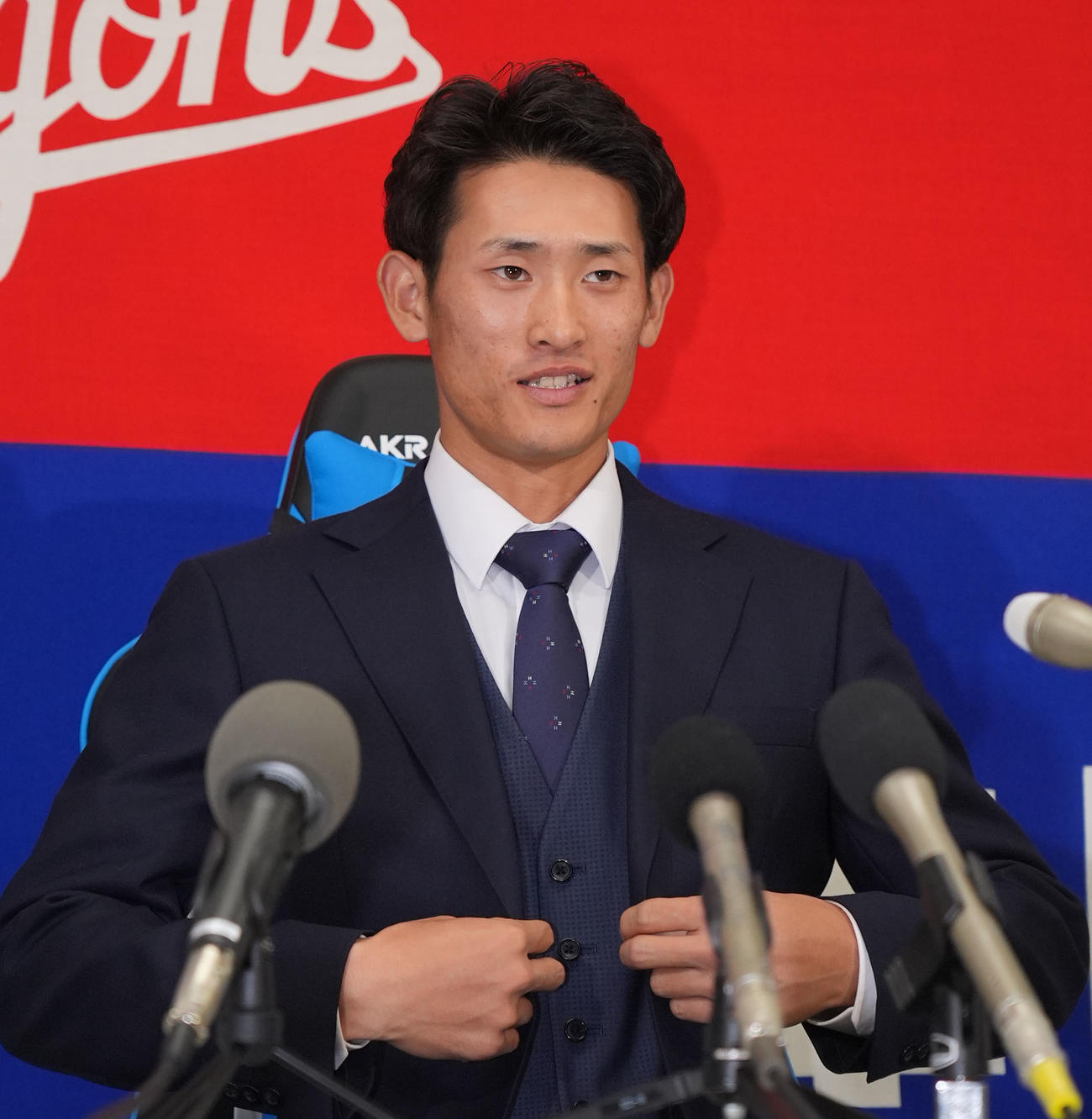 契約交渉を終え会見する草加（撮影・森本幸一）