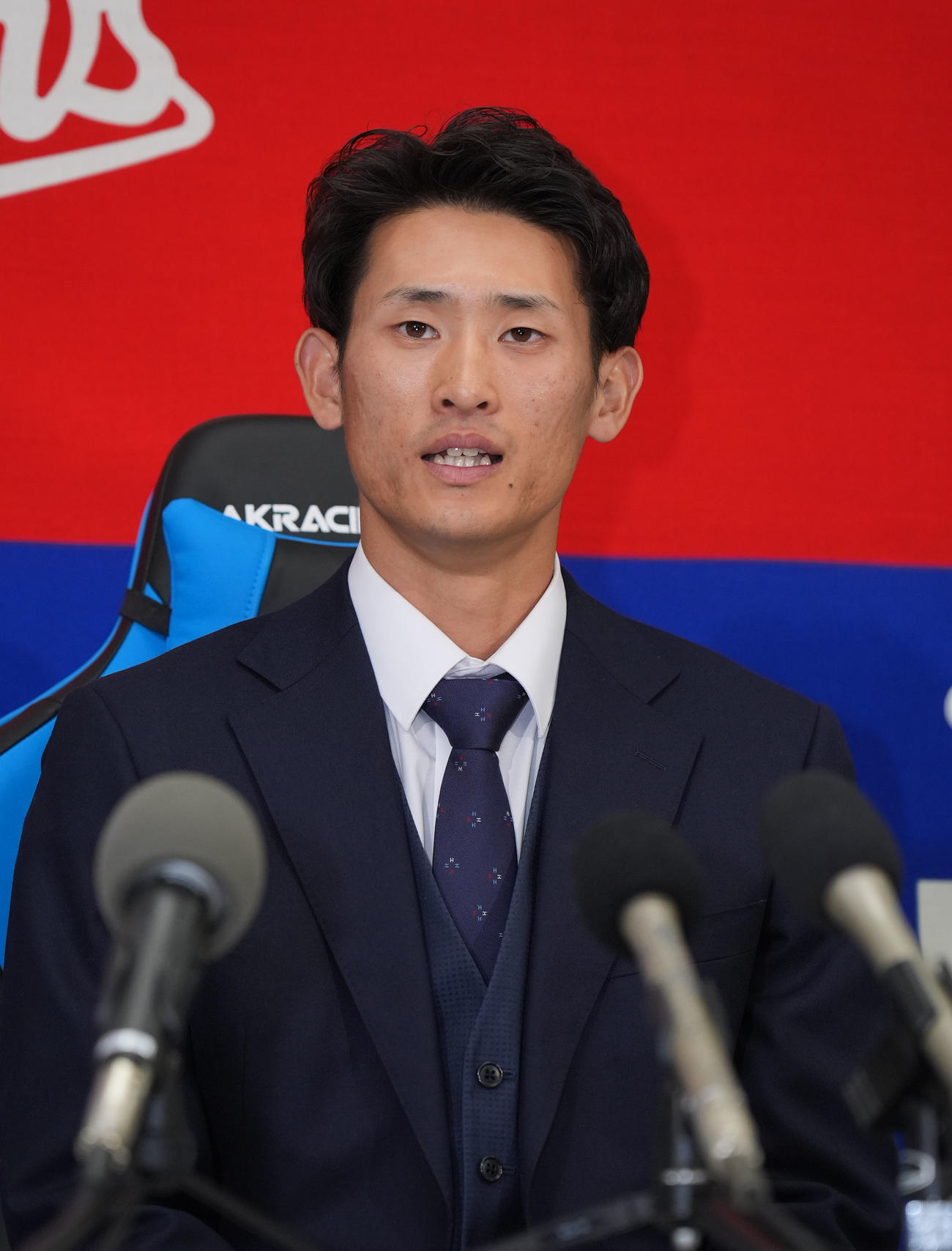 契約交渉を終え会見する草加（撮影・森本幸一）