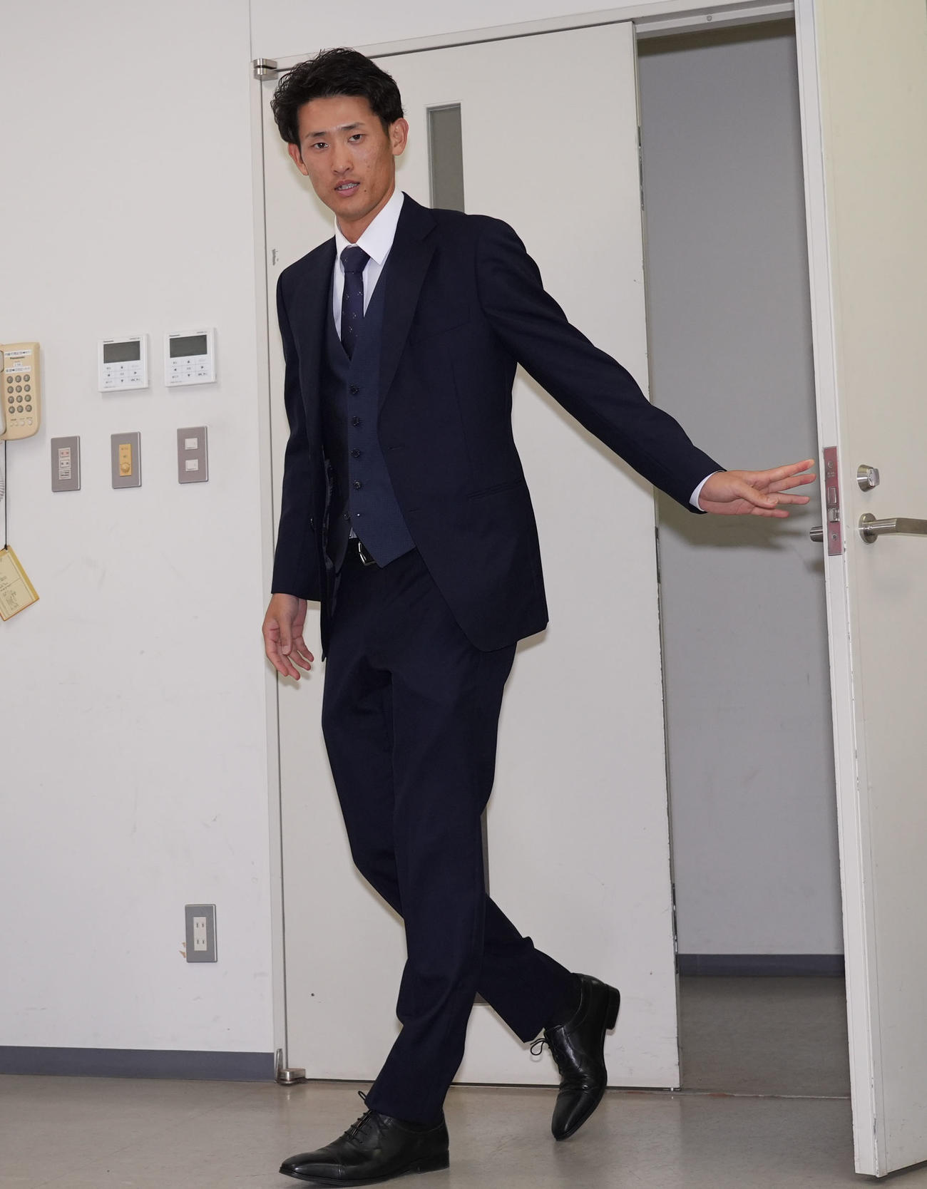 契約交渉を終え会見場に姿を見せる草加（撮影・森本幸一）