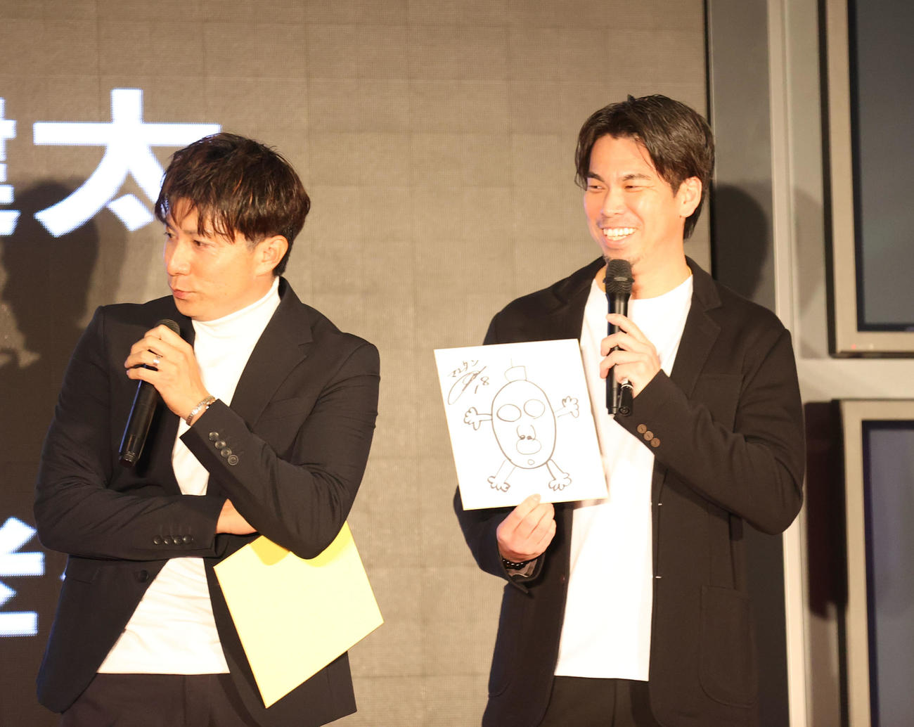 競輪祭のイベントでトークショーに登壇した馬原氏と前田（右）、前田は得意の絵も披露した（撮影・梅根麻紀）