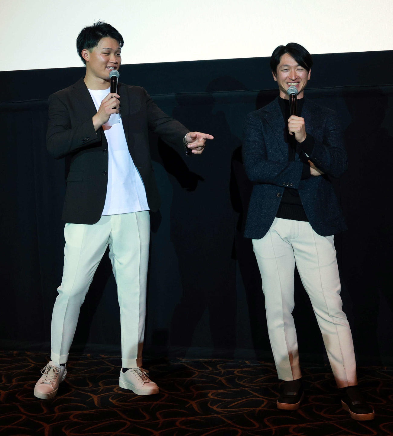 舞台挨拶をする森下（左）と近本（撮影・上田博志）