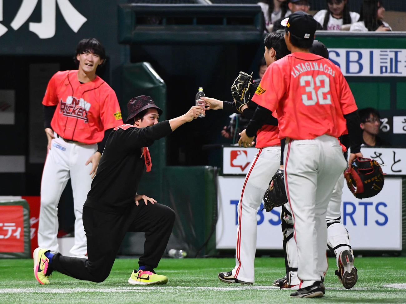 紅白戦で投手として抑えてベンチへ戻る川瀬（右）に片膝をついて水を差しだすソフトバンク栗原（撮影・岩下翔太）