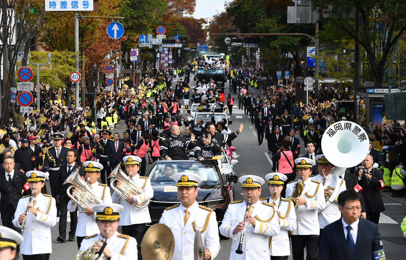 ソフトバンクの優勝祝賀パレードがスタートし、先頭車でファンに手を振る、左から孫オーナー、周東、小久保監督（撮影・岩下翔太）