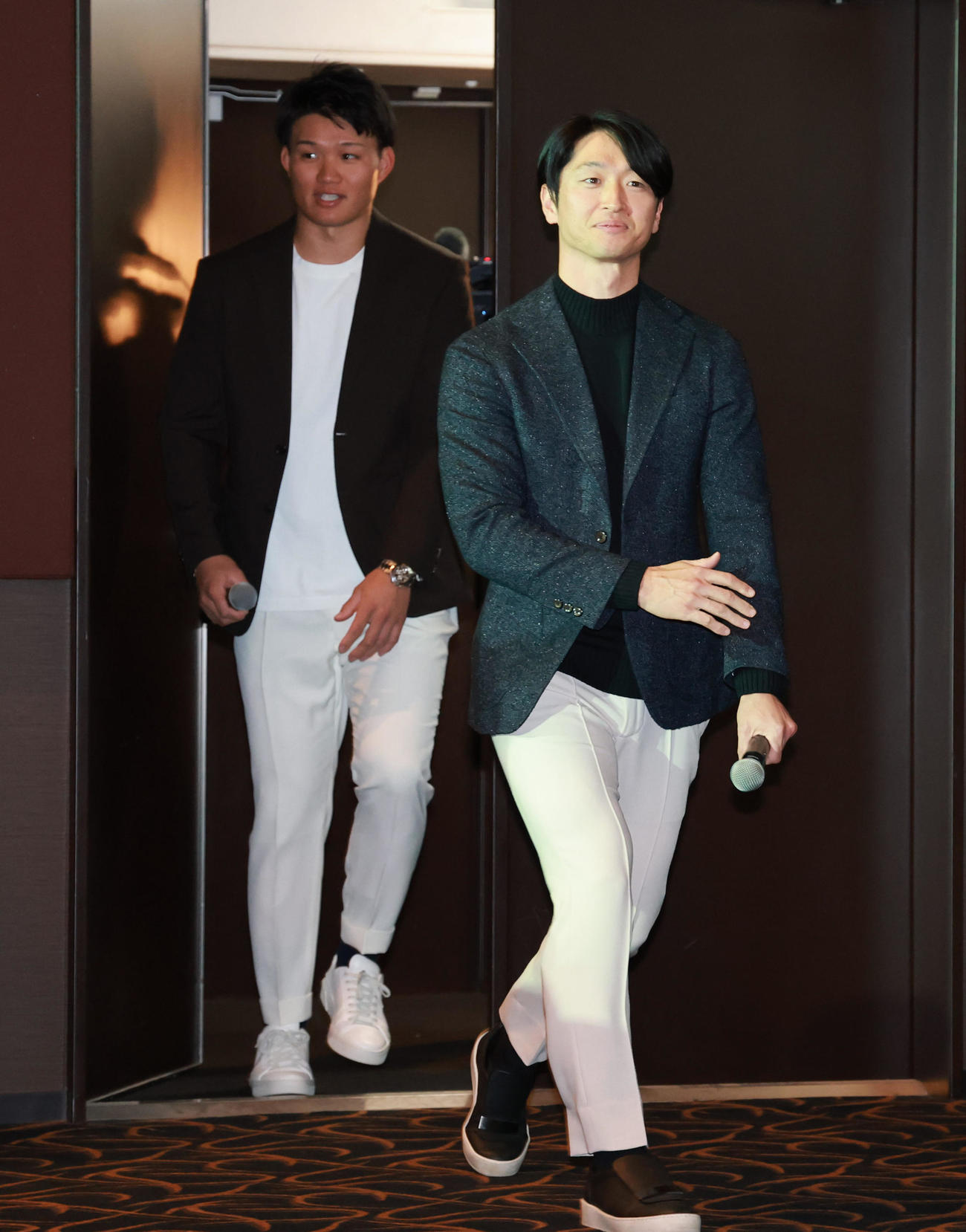 「阪神タイガースTHE OFFICIAL MOVE 2025」公開記念で舞台挨拶に登場する近本光司（右）と森下翔太（2025年11月24日）