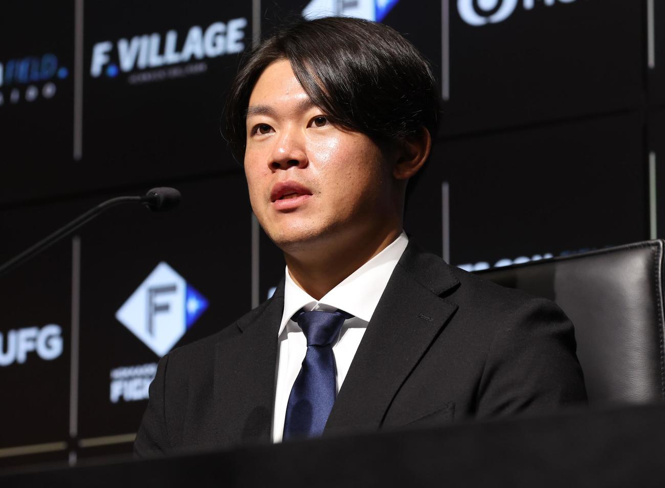 契約更改を終え記者会見する日本ハム吉田賢吾（撮影・黒川智章）