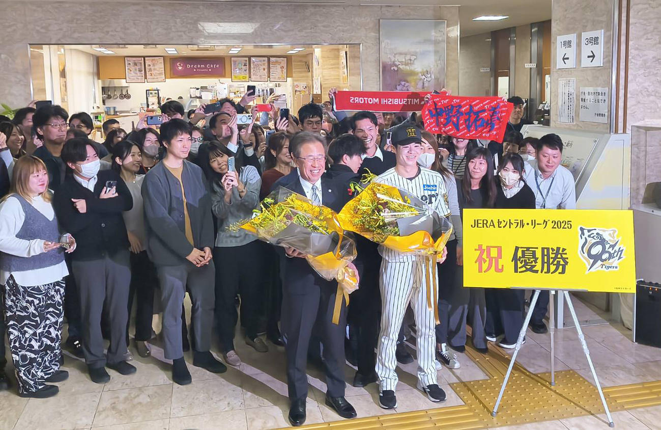 兵庫県庁での兵庫県スポーツ賞特別賞贈呈式で歓迎を受ける阪神粟井球団社長、（手前左）と中野（同右）（撮影・林英樹）