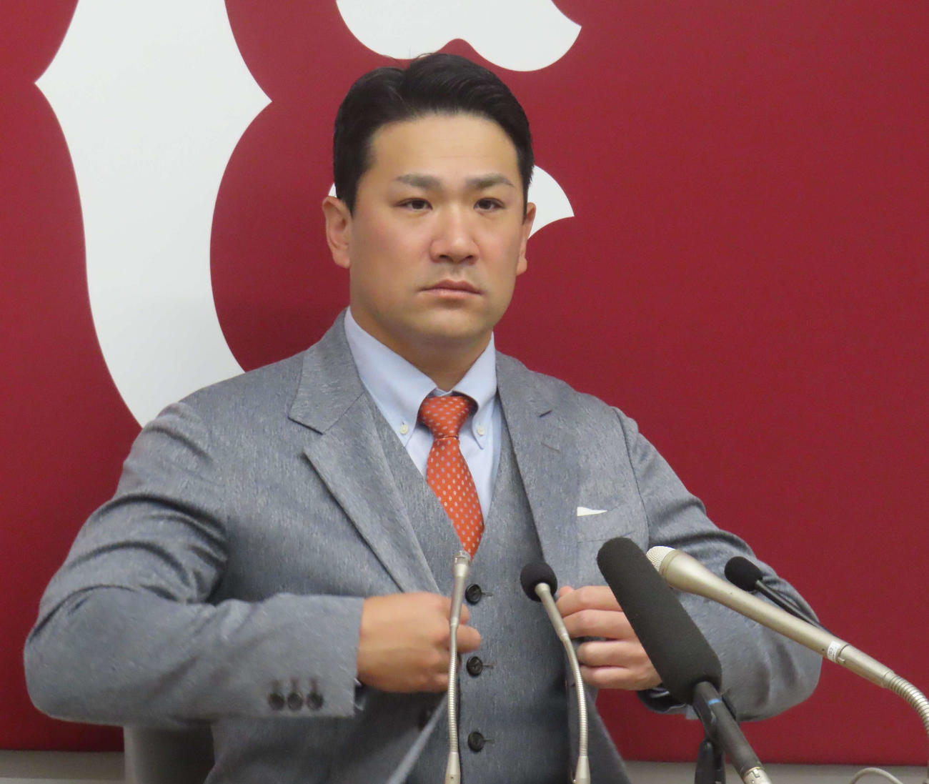 契約更改交渉を終え、会見に臨む巨人田中将（撮影・水谷京裕）