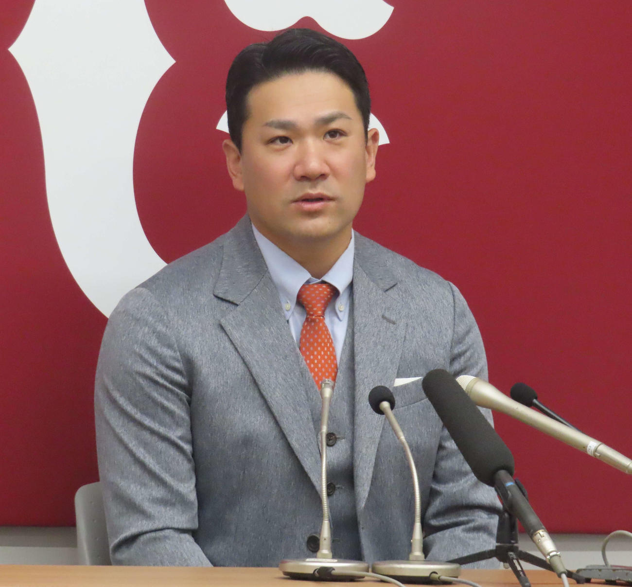 契約更改交渉を終え、会見に臨む巨人田中将（撮影・水谷京裕）