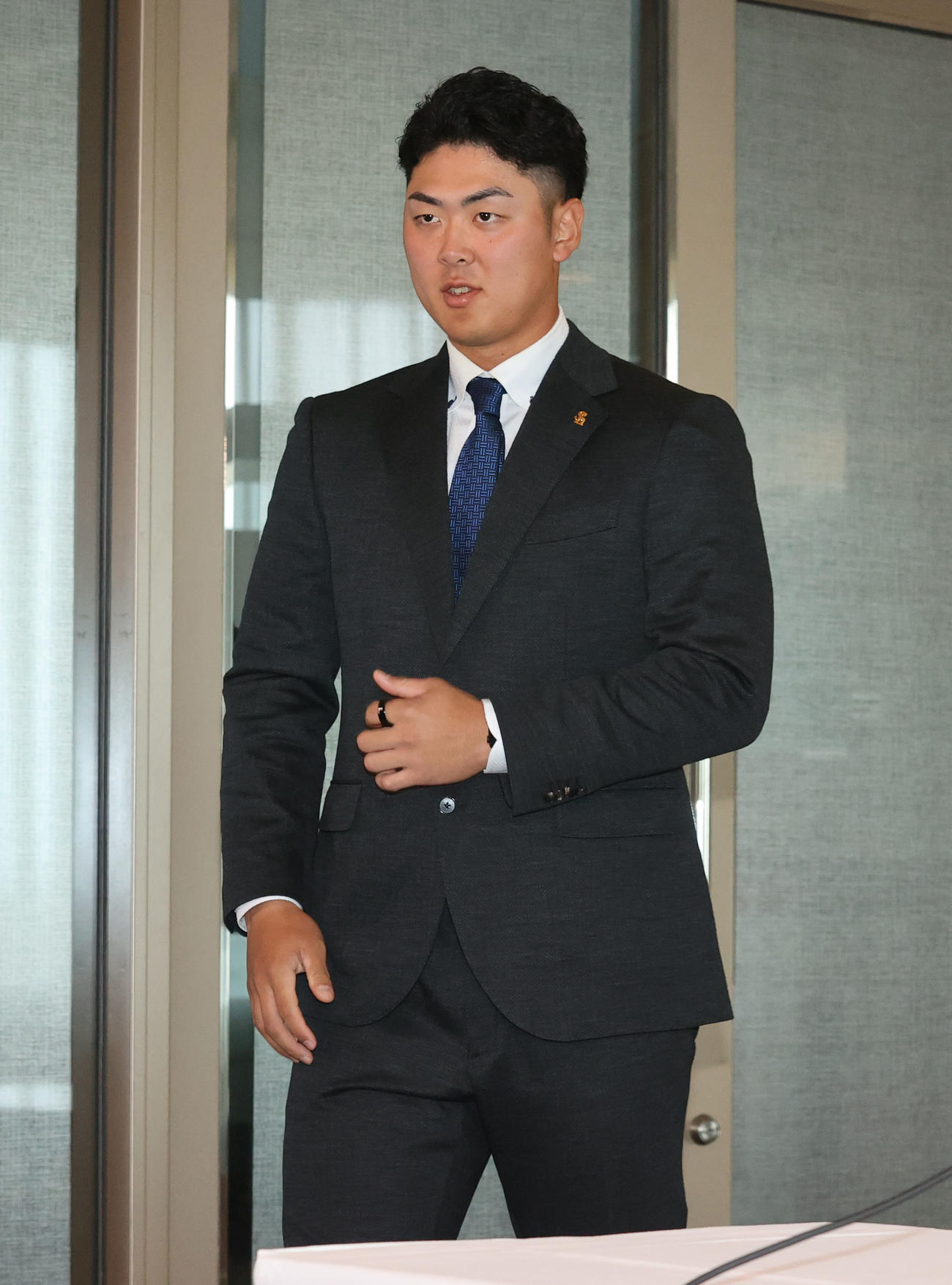 契約更改を終えたソフトバンク石塚（撮影・梅根麻紀）
