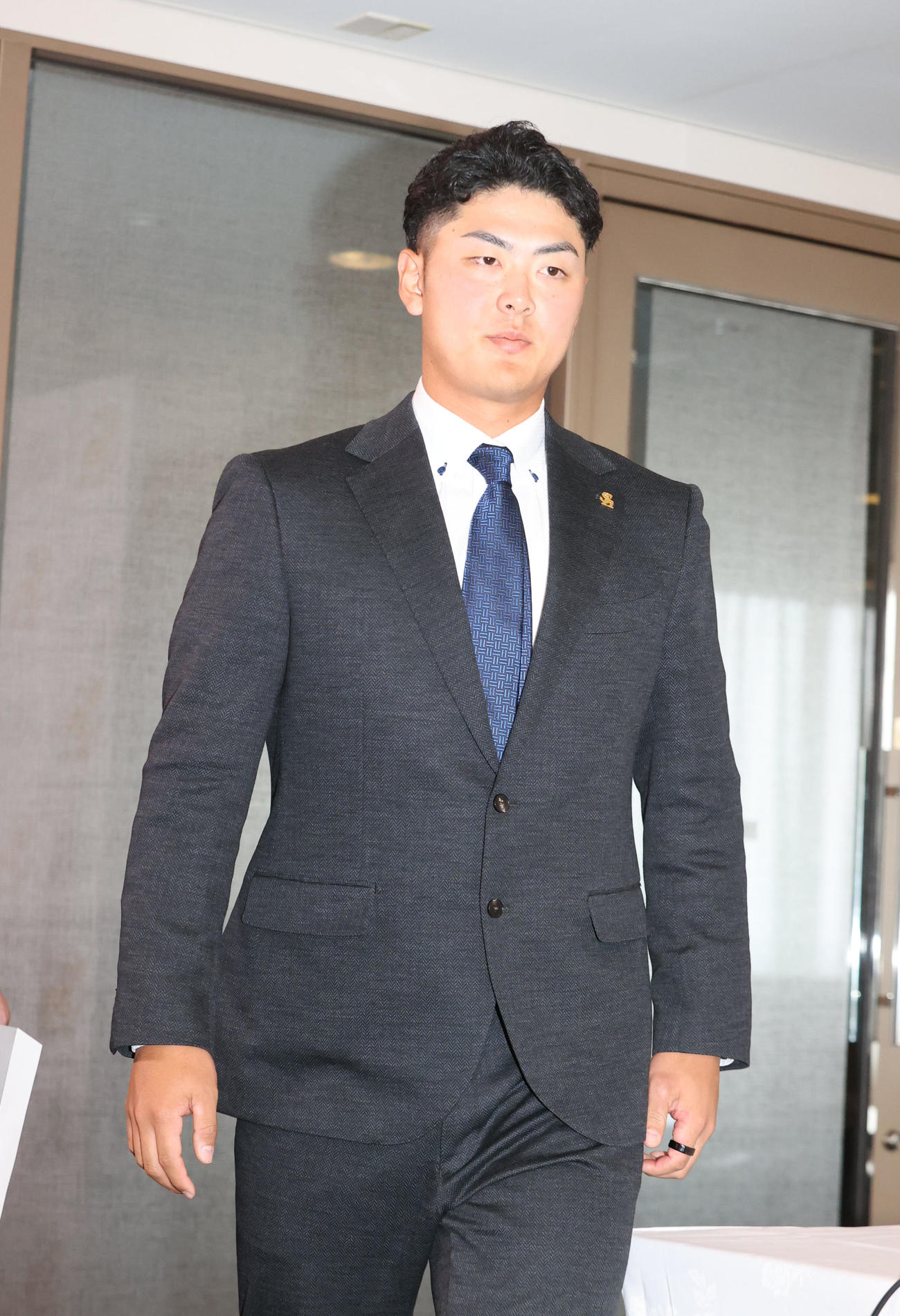 契約更改を終えたソフトバンク石塚（撮影・梅根麻紀）