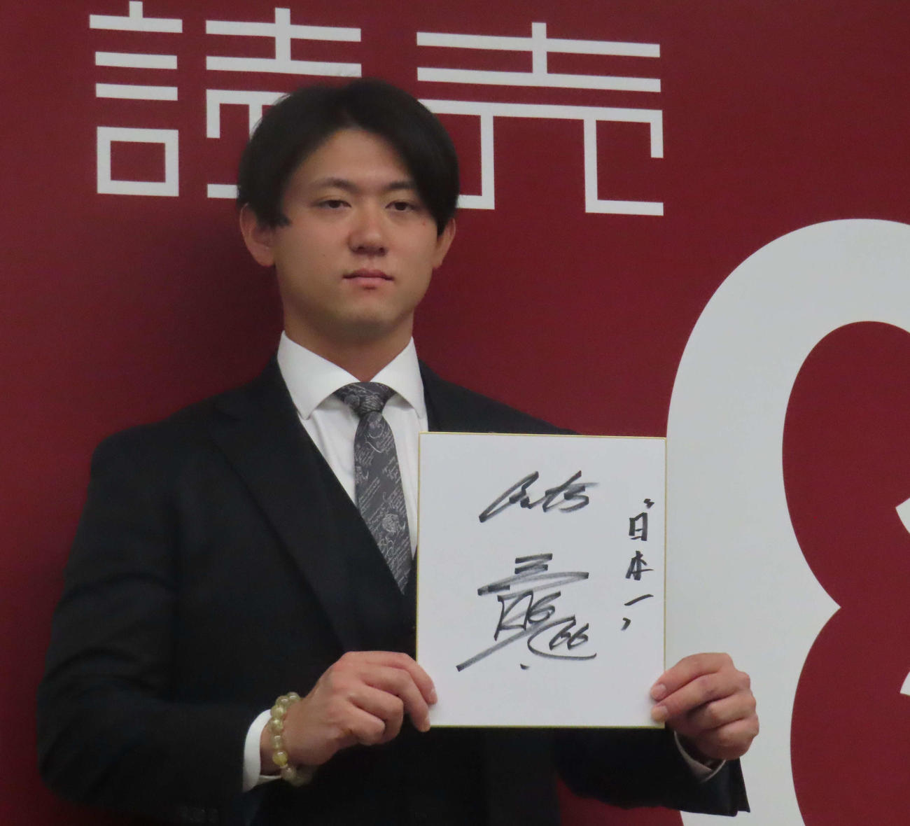 契約更改交渉を終え、会見に臨む巨人平内（撮影・水谷京裕）