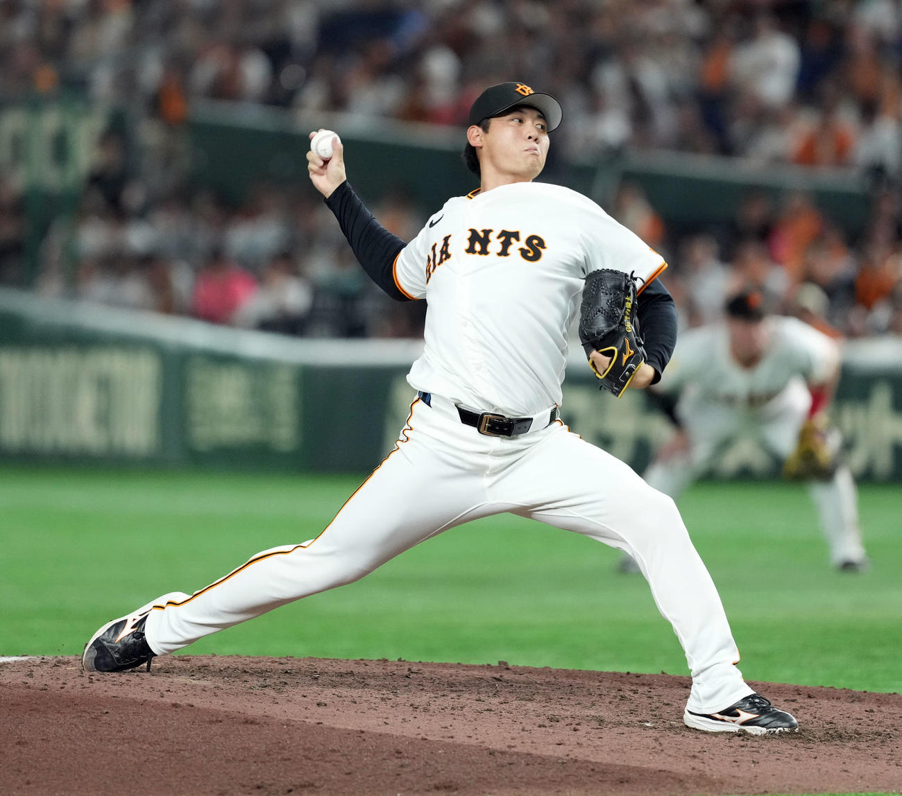 オーバースローで投球する巨人平内龍太（25年10月1日撮影）