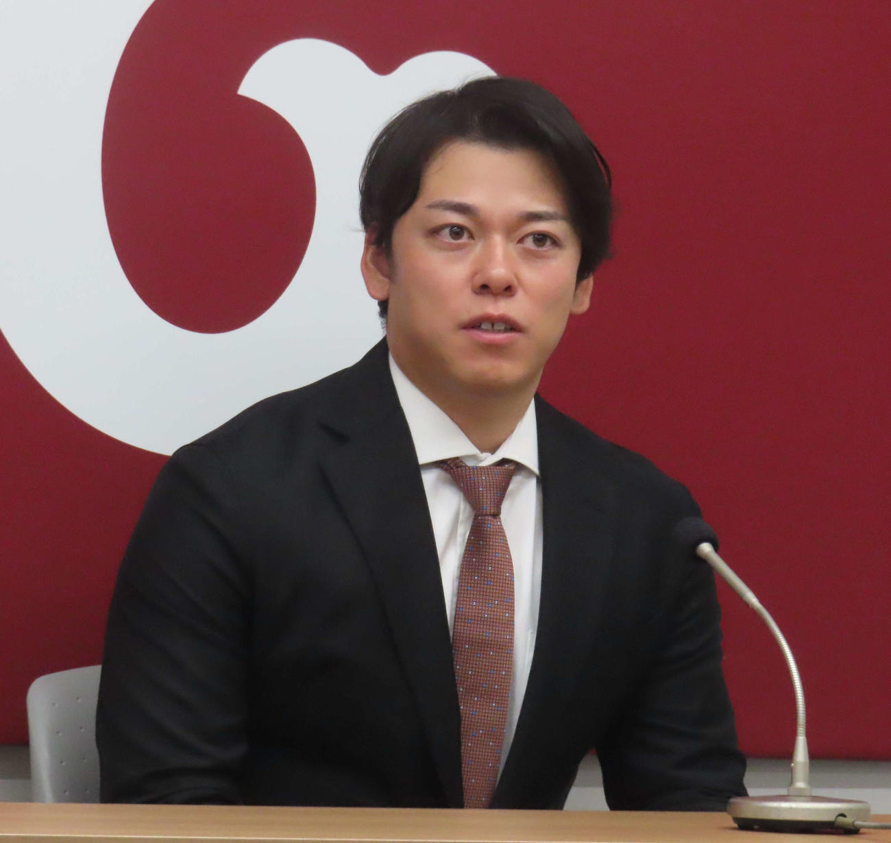契約更改交渉を終え、会見に臨む巨人高梨（撮影・水谷京裕）