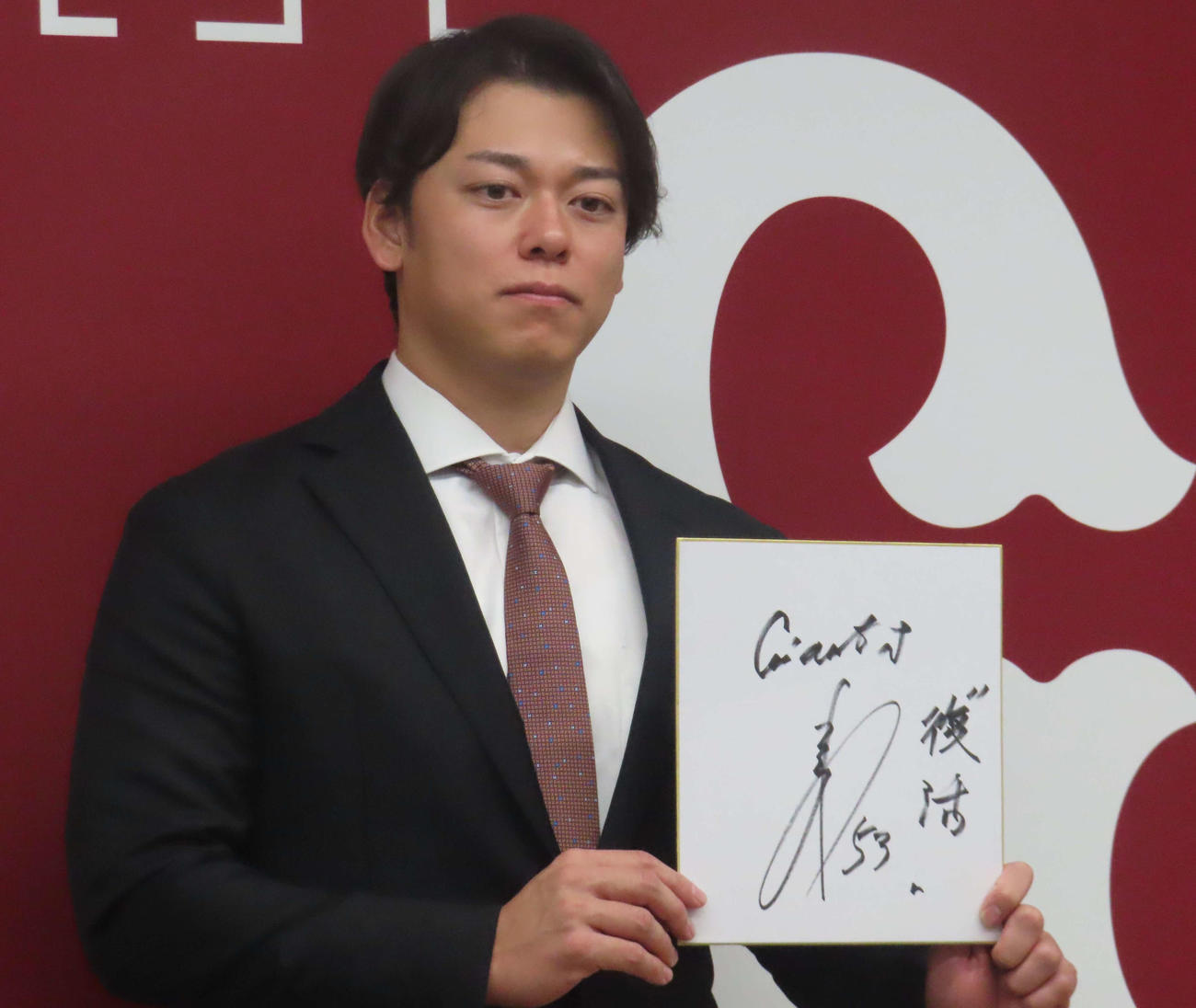 契約更改交渉を終え、会見に臨む巨人高梨（撮影・水谷京裕）