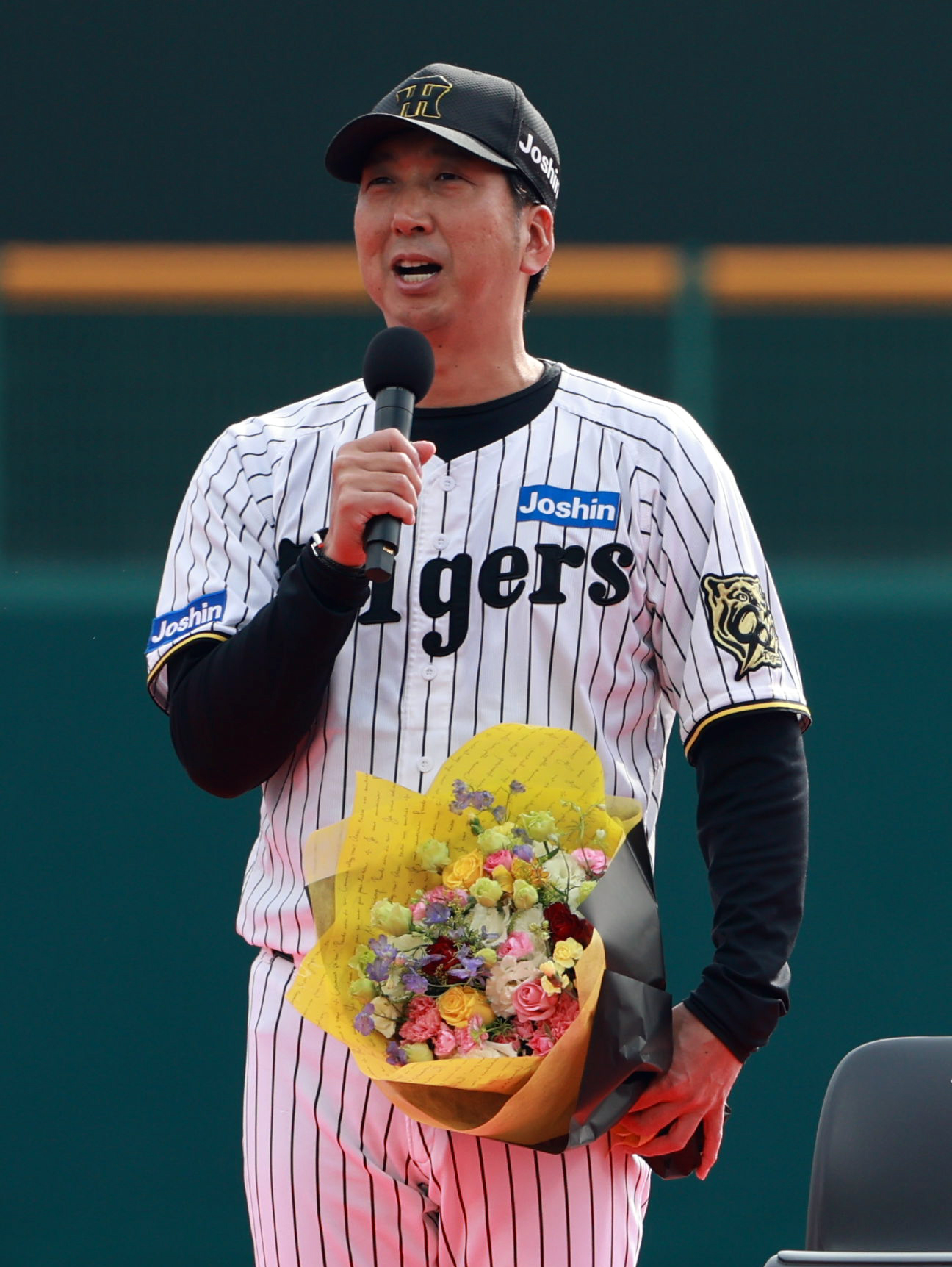 尼崎市阪神タイガース2025年優勝報告会であいさつをする藤川監督（撮影・上田博志）