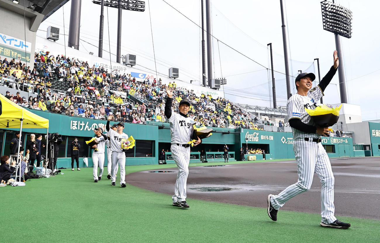 詰めかけたファンに手を振る右から藤川監督、藤本総合コーチ、中野ら（撮影・上田博志）