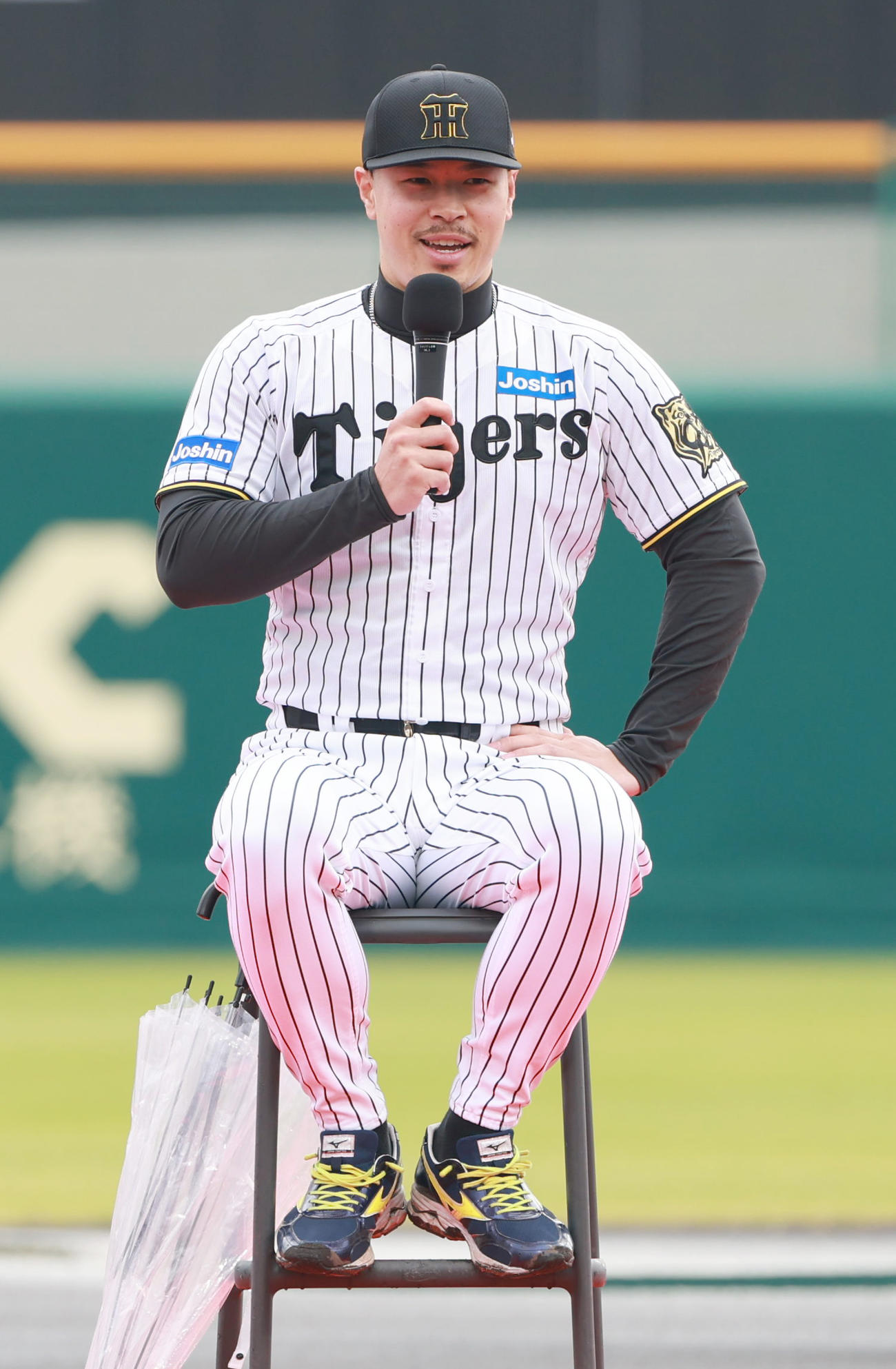 トークショーで笑顔を見せる佐藤輝（撮影・上田博志）