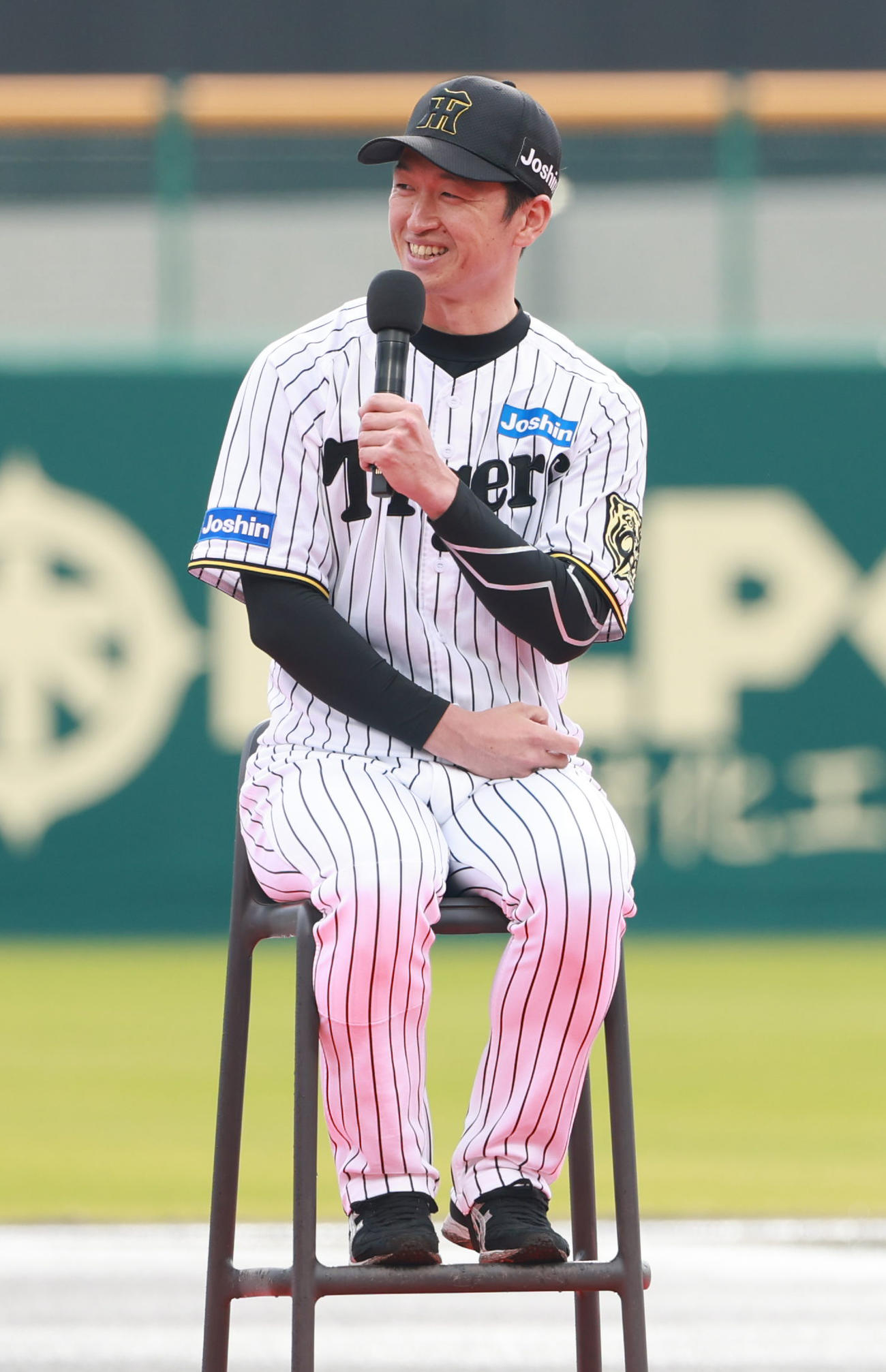 トークショーで笑顔を見せる近本（撮影・上田博志）