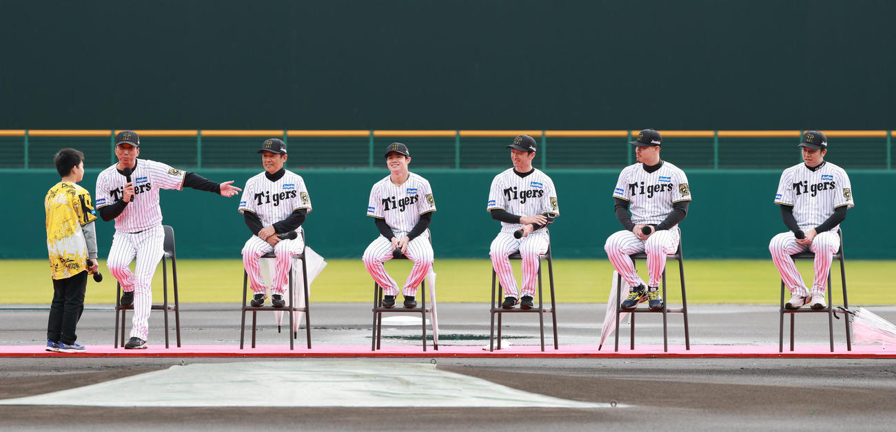 小学生の質問に答える左から藤川監督、藤本総合コーチ、中野、近本、佐藤輝、才木（撮影・上田博志）