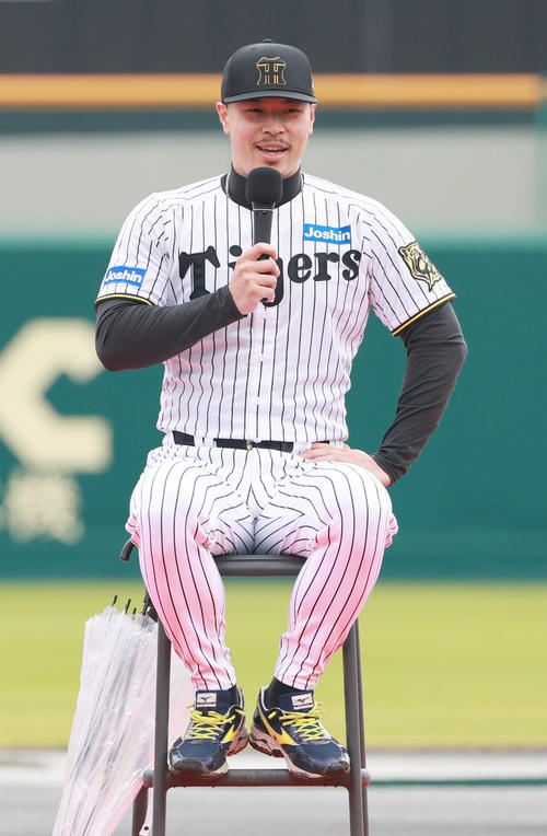 阪神】藤本総合コーチが優勝報告会で笑い誘う「白髪増えて疲れた顔って