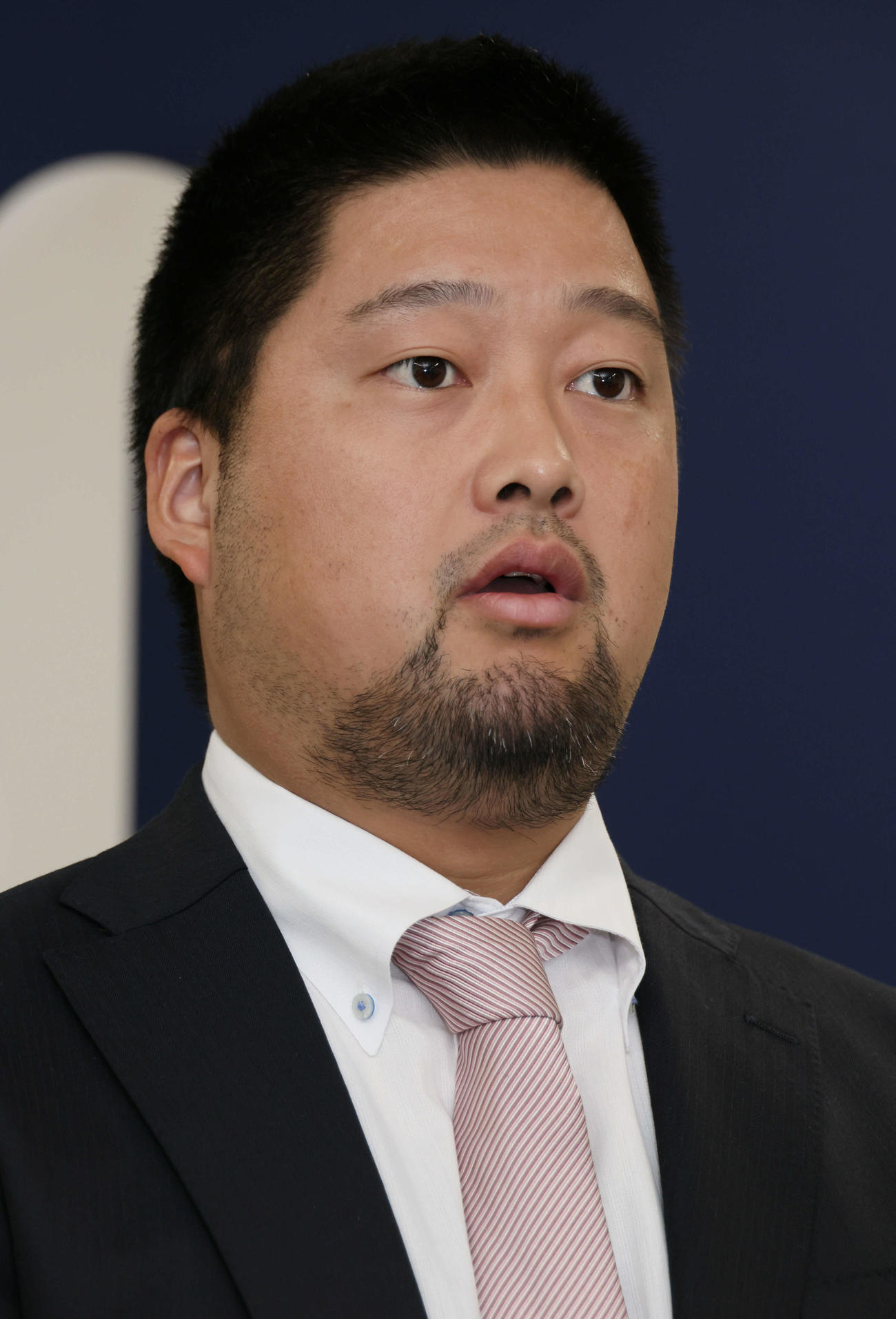 契約更改後、囲み取材に応じる広島中崎（撮影・加藤孝規）　