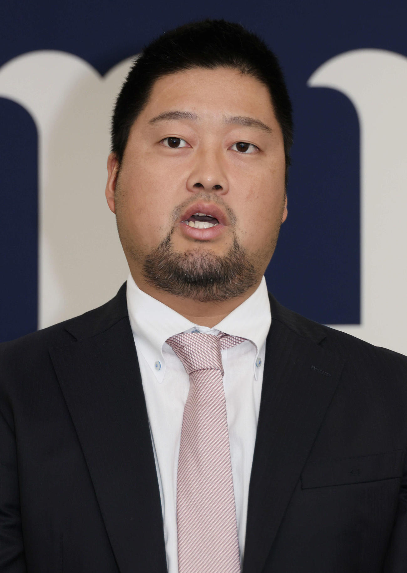 契約更改後、囲み取材に応じる広島中崎（撮影・加藤孝規）　