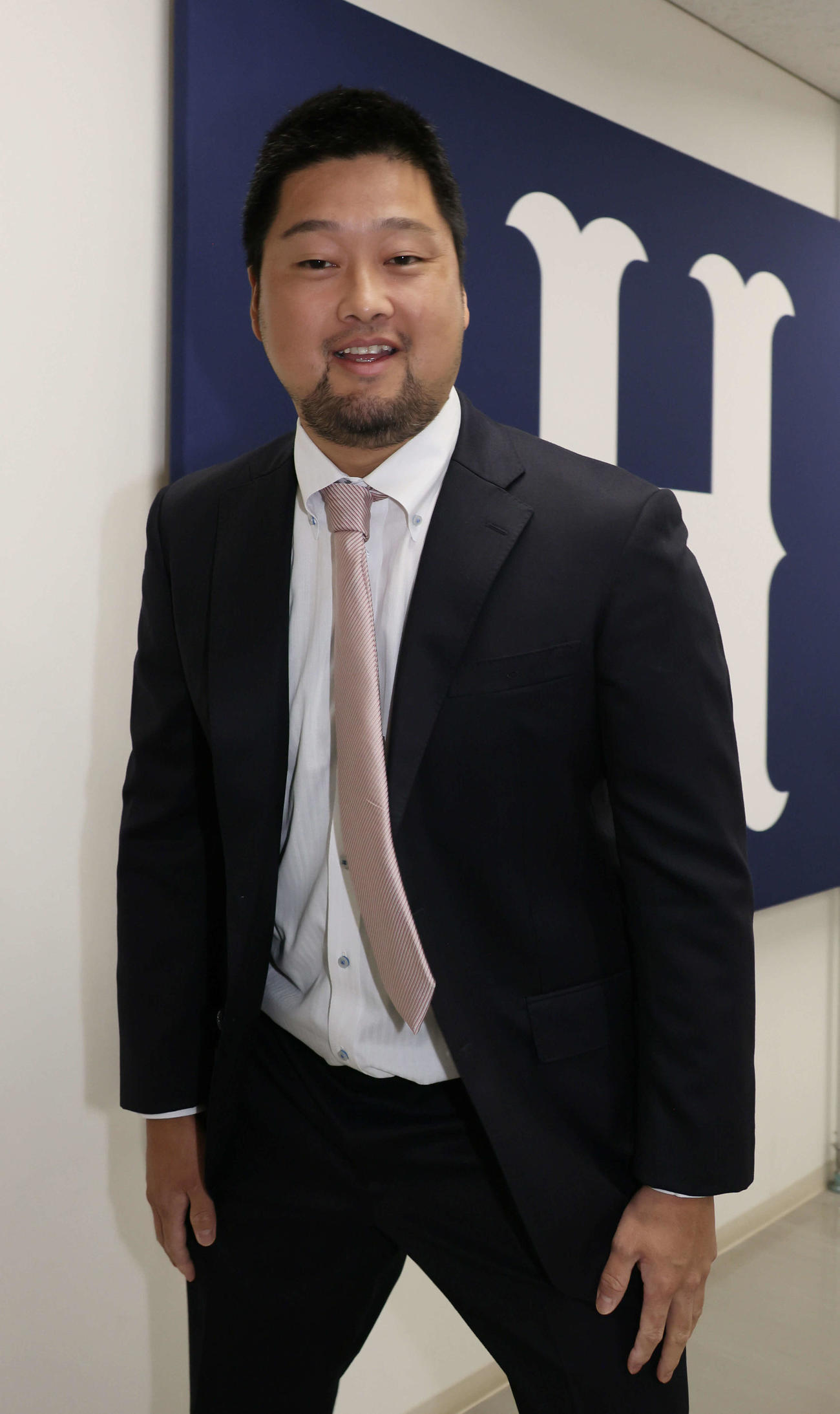 契約更改後、囲み取材に応じた広島中崎（撮影・加藤孝規）　