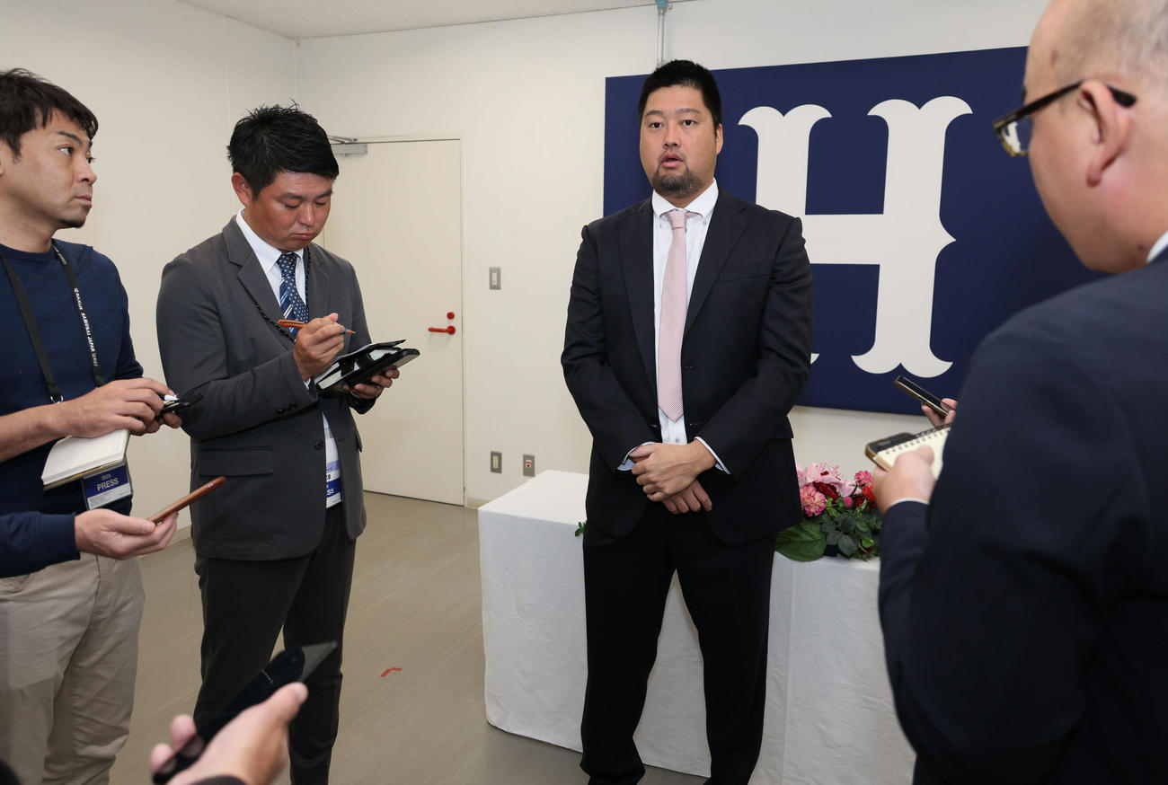 契約更改後、囲み取材に応じる広島中崎（撮影・加藤孝規）　