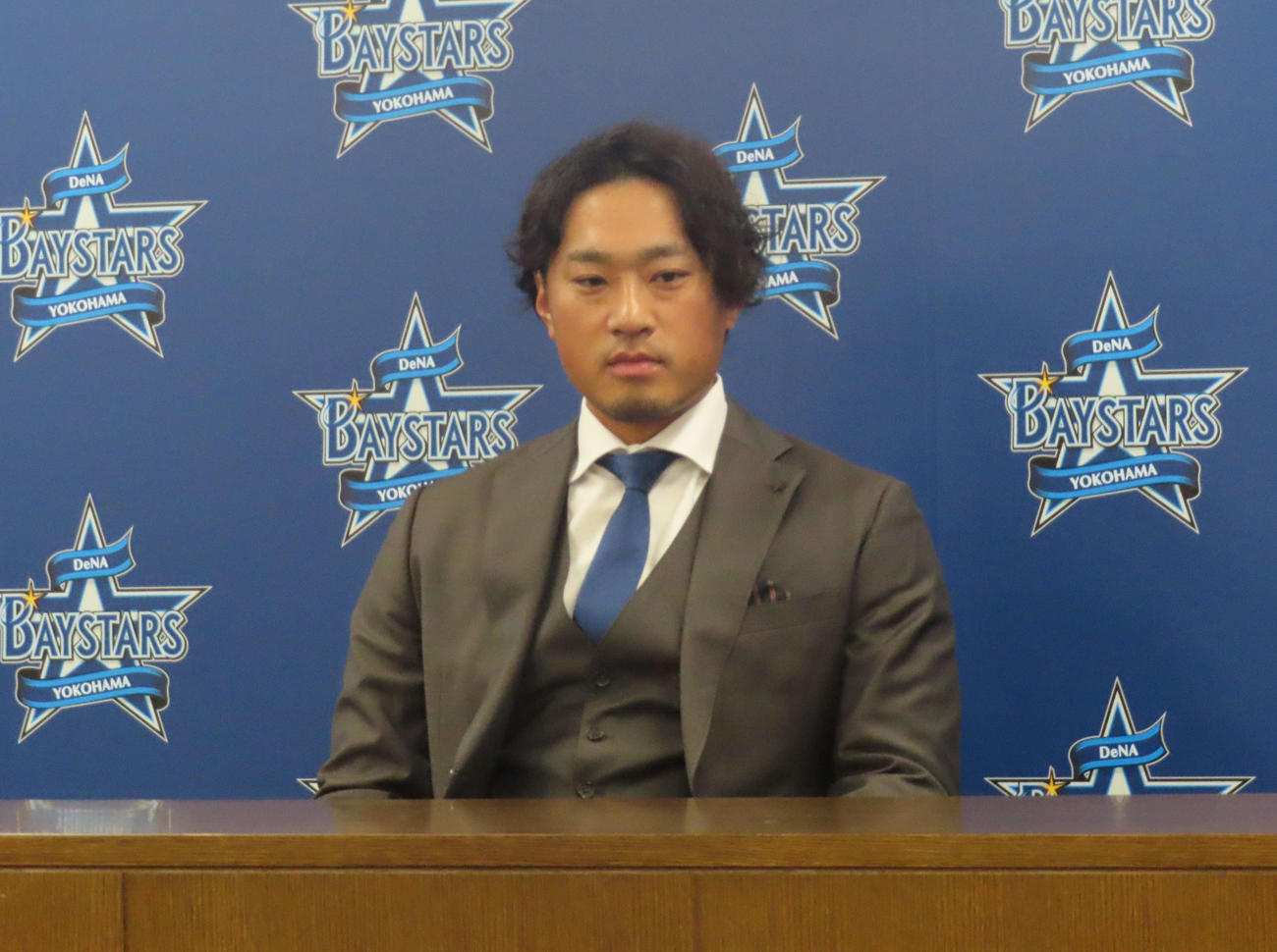 契約更改を終え会見に臨むDeNA石田健（撮影・北村健龍）