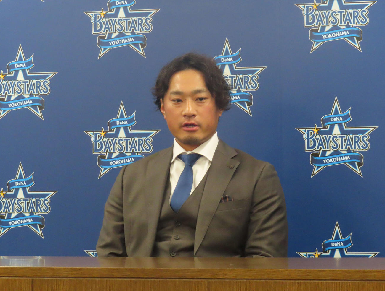 契約更改を終え会見に臨むDeNA石田健（撮影・北村健龍）