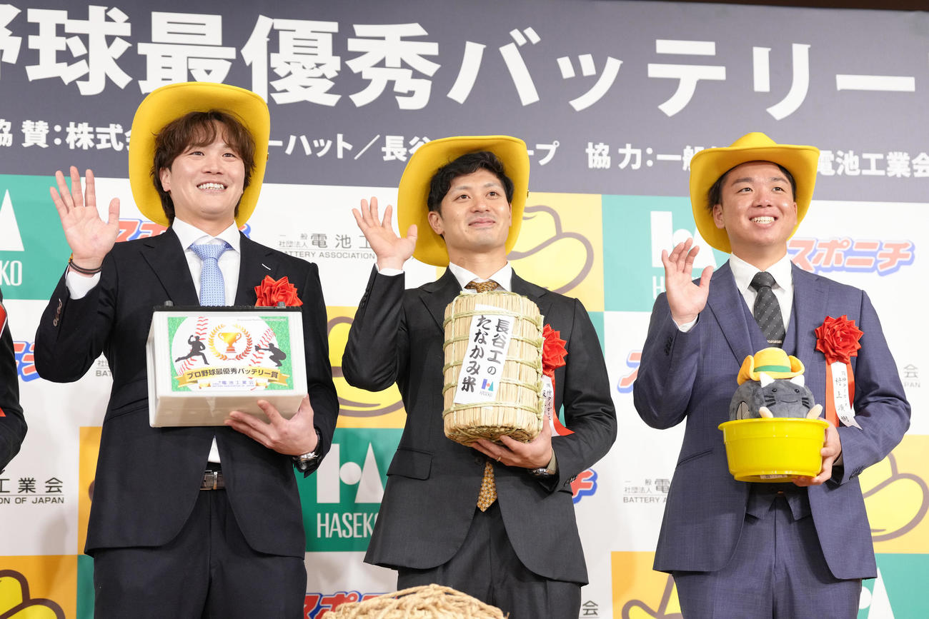 2025最優秀バッテリー賞を受賞し、笑顔を見せる、左から日本ハム伏見、阪神の坂本、村上（撮影・足立雅史）
