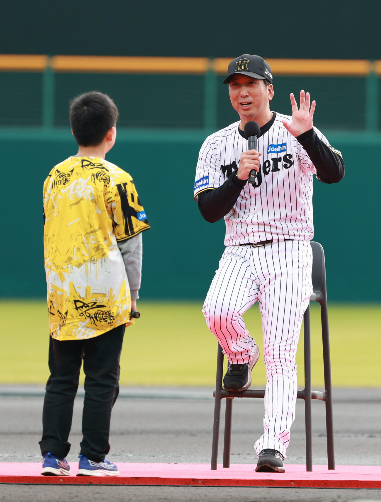 小学生の質問に答える藤川監督（撮影・上田博志）