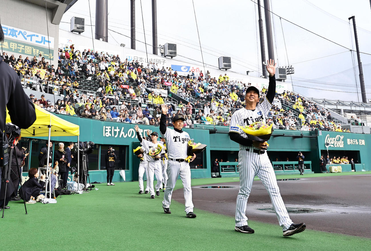 詰めかけたファンに手を振る右から藤川監督、藤本総合コーチ、中野ら（撮影・上田博志）