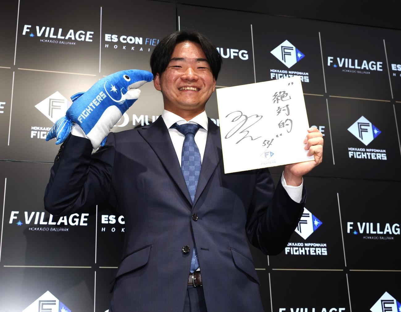 来季目標に「絶対的」と色紙に書き笑顔の山県（撮影・黒川智章）