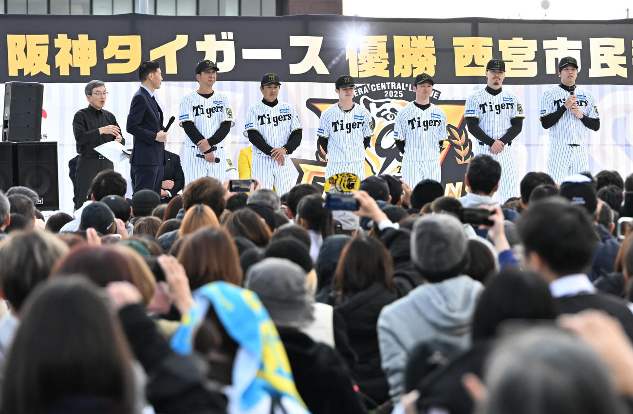 阪神タイガース優勝西宮市民報告会に参加した（右から）才木、佐藤輝、近本、中野、藤本総合コーチ、藤川監督（撮影・石井愛子）
