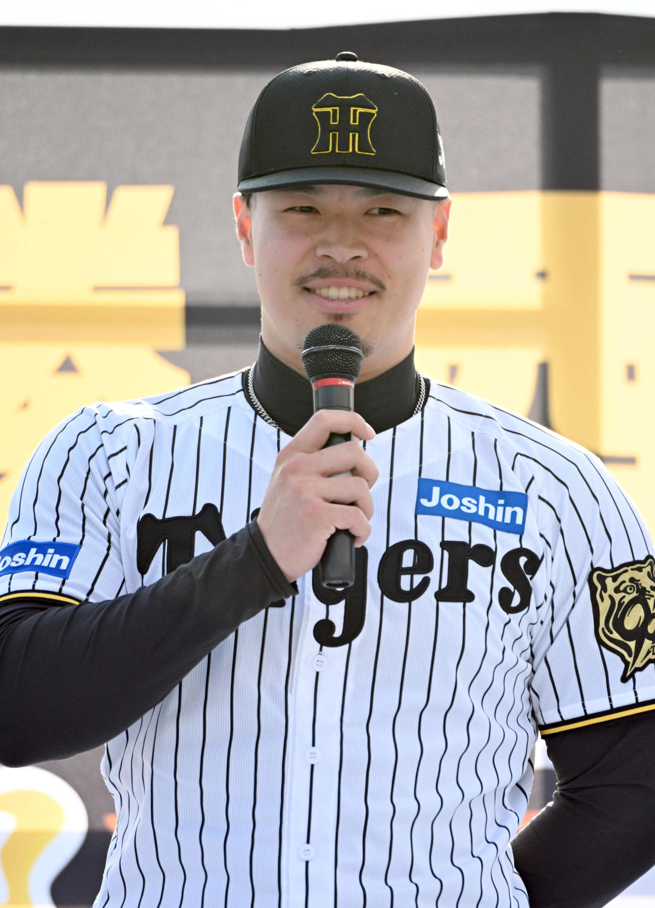 阪神タイガース優勝西宮市民報告会に参加した佐藤輝（撮影・石井愛子）