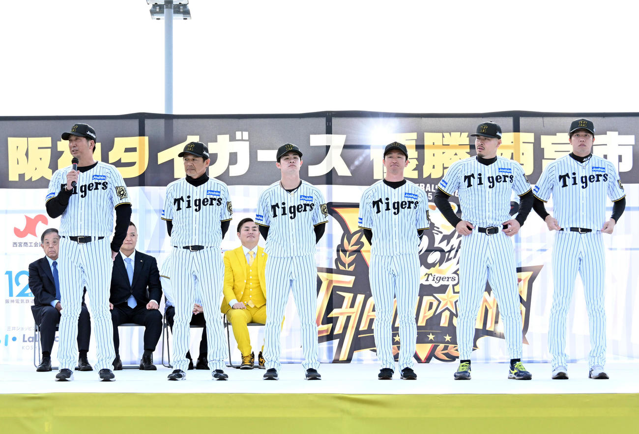 阪神タイガース優勝西宮市民報告会に参加した（左から）藤川監督、藤本総合コーチ、中野、近本、佐藤輝、才木（撮影・石井愛子）