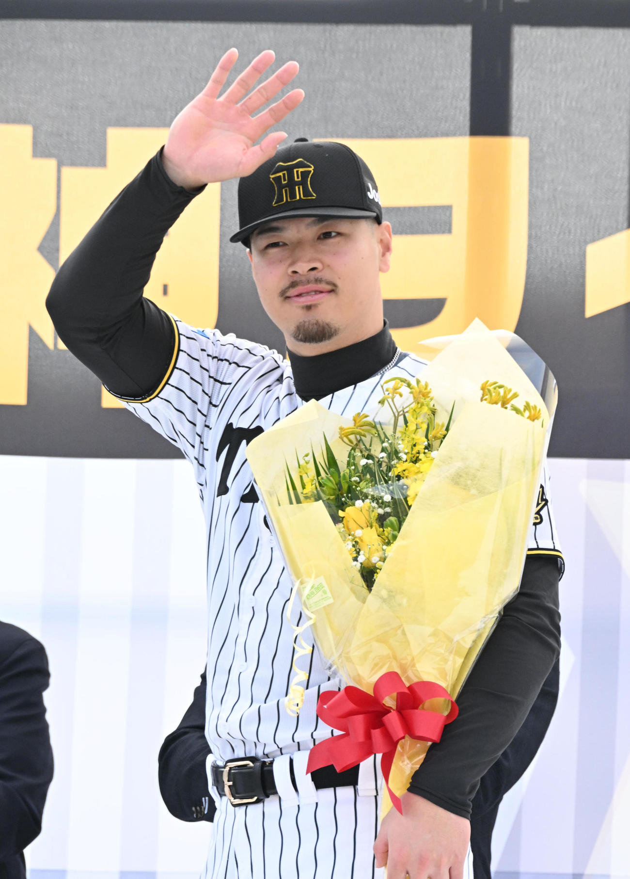 ファンらに手を振る佐藤輝（撮影・石井愛子）