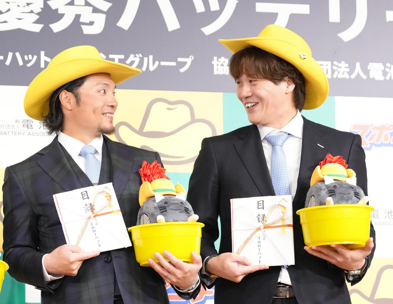 笑顔を見せる日本ハムの伊藤（左）と伏見（撮影・足立雅史）