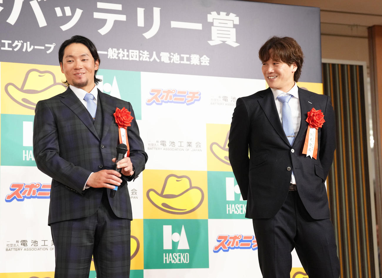 受賞の喜びを語る日本ハムの伊藤（左）と伏見（撮影・足立雅史）