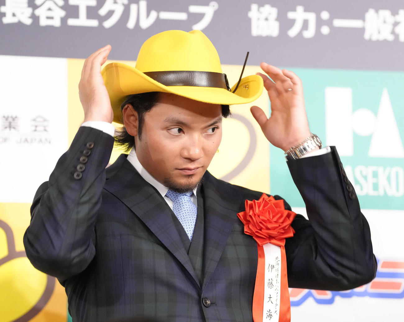 ハットをかぶる日本ハム伊藤（撮影・足立雅史）