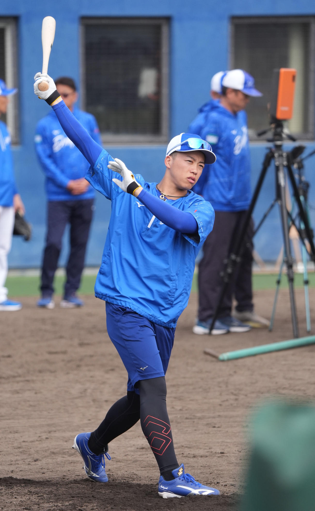 ロングティー打撃練習をする中日岡林勇希（2025年11月4日撮影）